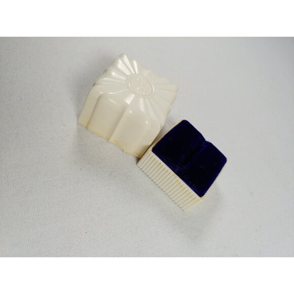 Vintage cream white ring box stylized lotus top, lift top plastic jewelry - Picture 10 of 10